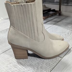 Kohl's Cream Heeled Boots